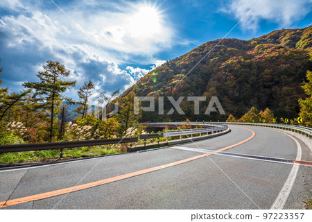 <<Nagano Prefecture>> Hiratani Village, Shimoina District, National Route 153, Jibusaka Pass, Mountains of autumn leaves <<Nagano Prefecture>> Hiratani Village, Shimoina District, National Route 153, Jibusaka Pass, Mountains of autumn leaves 97223357