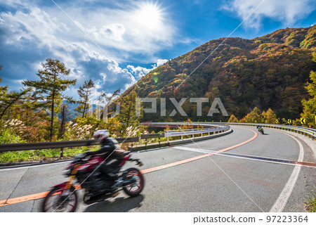<<Nagano Prefecture>> Hiratani Village, Shimoina District, National Route 153, Jibusaka Pass, Mountains of autumn leaves <<Nagano Prefecture>> Hiratani Village, Shimoina District, National Route 153, Jibusaka Pass, Mountains of autumn leaves 97223364
