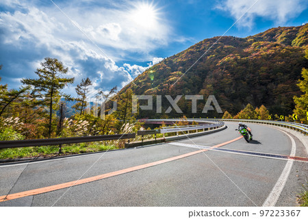 <<Nagano Prefecture>> Hiratani Village, Shimoina District, National Route 153, Jibusaka Pass, Mountains of autumn leaves <<Nagano Prefecture>> Hiratani Village, Shimoina District, National Route 153, Jibusaka Pass, Mountains of autumn leaves 97223367