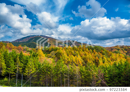 <<Nagano Prefecture>> Hiratani Village, Shimoina-gun, National Route 153 Jibuzaka Pass in autumn, Mt. Jatoge in autumn colors <<Nagano Prefecture>> Hiratani Village, Shimoina-gun, National Route 153 Jibuzaka Pass in autumn, Mt. Jatoge in autumn colors 97223384