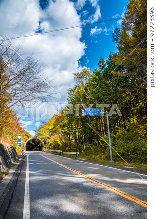 <<Nagano Prefecture>> Hiratani Village, Shimoina District, National Route 153, Jibusaka Pass, Mountains of autumn leaves <<Nagano Prefecture>> Hiratani Village, Shimoina District, National Route 153, Jibusaka Pass, Mountains of autumn leaves 97223396