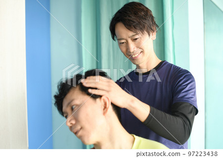 接受治療的操縱男人和男性患者 接受治療的操縱男人和男性患者 97223438