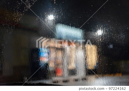 擋風玻璃在晚上,雨天 擋風玻璃在晚上,雨天 97224162