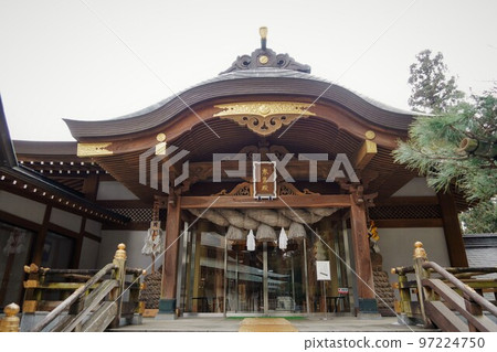 諏訪大社（下神社）沒有本宮。相反，在晴宮，古老的杉樹被用作神樹。 97224750