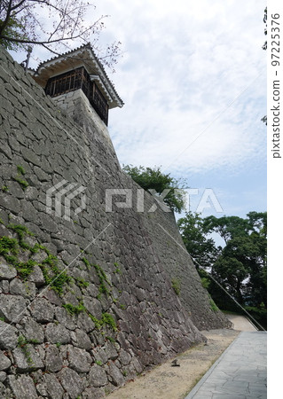 松山城聳立在松山市中心的胜山(海拔132m)之上,以靜岳之戰中使用的七槍而聞名。 松山城聳立在松山市中心的胜山(海拔132m)之上,以靜岳之戰中使用的七槍而聞名。 97225376