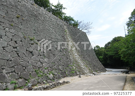 松山城聳立在松山市中心的胜山(海拔132m)之上,以靜岳之戰中使用的七槍而聞名。 松山城聳立在松山市中心的胜山(海拔132m)之上,以靜岳之戰中使用的七槍而聞名。 97225377