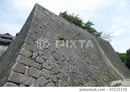 松山城聳立在松山市中心的胜山(海拔132m)之上,以靜岳之戰中使用的七槍而聞名。 松山城聳立在松山市中心的胜山(海拔132m)之上,以靜岳之戰中使用的七槍而聞名。 97225378