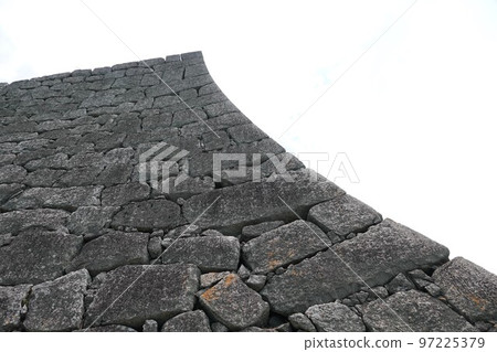 松山城聳立在松山市中心的胜山(海拔132m)之上,以靜岳之戰中使用的七槍而聞名。 松山城聳立在松山市中心的胜山(海拔132m)之上,以靜岳之戰中使用的七槍而聞名。 97225379