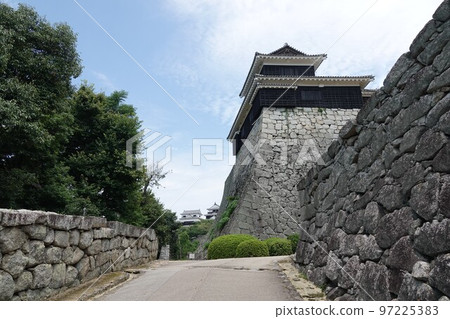 松山城聳立在松山市中心的胜山(海拔132m)之上,以靜岳之戰中使用的七槍而聞名。 松山城聳立在松山市中心的胜山(海拔132m)之上,以靜岳之戰中使用的七槍而聞名。 97225383