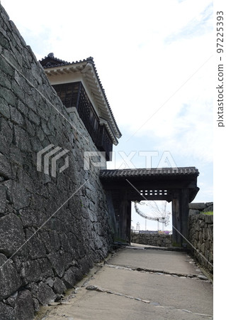 松山城聳立在松山市中心的胜山(海拔132m)之上,以靜岳之戰中使用的七槍而聞名。 松山城聳立在松山市中心的胜山(海拔132m)之上,以靜岳之戰中使用的七槍而聞名。 97225393