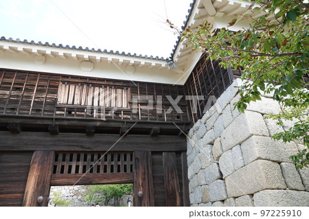 松山城聳立在松山市中心的胜山（海拔132m）之上，以靜岳之戰中使用的七槍而聞名。 97225910