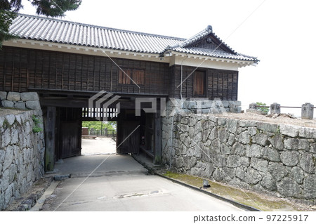 松山城聳立在松山市中心的胜山（海拔132m）之上，以靜岳之戰中使用的七槍而聞名。 97225917