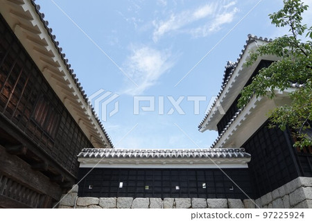 Matsuyama Castle, which towers over Mt. Katsuyama (132m above sea level) in the center of Matsuyama City, is famous for the Seven Spears used in the Battle of Shizugatake. 97225924