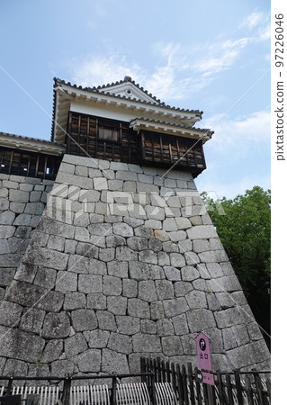 松山城聳立在松山市中心的胜山(海拔132m)之上,以靜岳之戰中使用的七槍而聞名。 松山城聳立在松山市中心的胜山(海拔132m)之上,以靜岳之戰中使用的七槍而聞名。 97226046