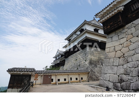 松山城聳立在松山市中心的胜山(海拔132m)之上,以靜岳之戰中使用的七槍而聞名。 松山城聳立在松山市中心的胜山(海拔132m)之上,以靜岳之戰中使用的七槍而聞名。 97226047