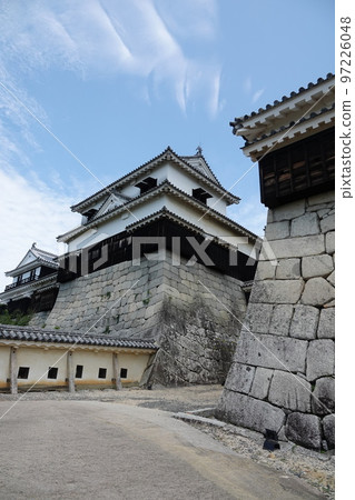 松山城聳立在松山市中心的胜山(海拔132m)之上,以靜岳之戰中使用的七槍而聞名。 松山城聳立在松山市中心的胜山(海拔132m)之上,以靜岳之戰中使用的七槍而聞名。 97226048