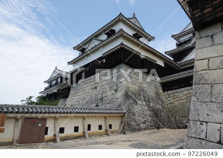 Matsuyama Castle, which towers over Mt. Katsuyama (132m above sea level) in the center of Matsuyama City, is famous for the Seven Spears used in the Battle of Shizugatake. 97226049