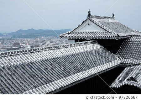Matsuyama Castle, which towers over Mt. Katsuyama (132m above sea level) in the center of Matsuyama City, is famous for the Seven Spears used in the Battle of Shizugatake. Matsuyama Castle, which towers over Mt. Katsuyama (132m above sea level) in the center of Matsuyama City, is famous for the Seven Spears used in the Battle of Shizugatake. 97226667