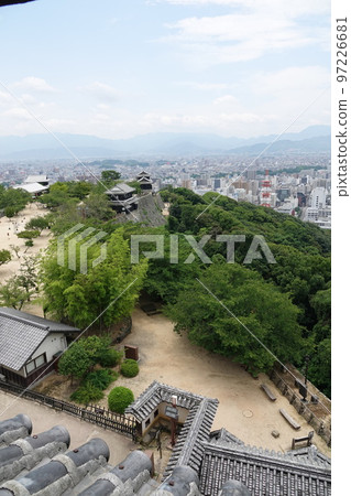 松山城聳立在松山市中心的胜山(海拔132m)之上,以靜岳之戰中使用的七槍而聞名。 松山城聳立在松山市中心的胜山(海拔132m)之上,以靜岳之戰中使用的七槍而聞名。 97226681