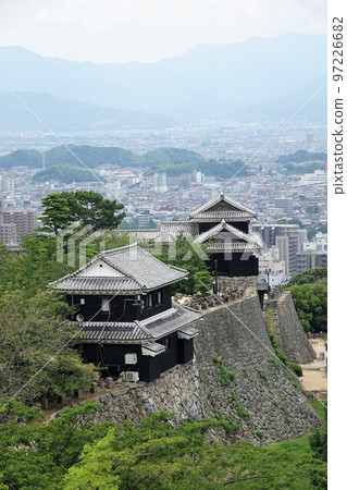 松山城聳立在松山市中心的胜山(海拔132m)之上,以靜岳之戰中使用的七槍而聞名。 松山城聳立在松山市中心的胜山(海拔132m)之上,以靜岳之戰中使用的七槍而聞名。 97226682