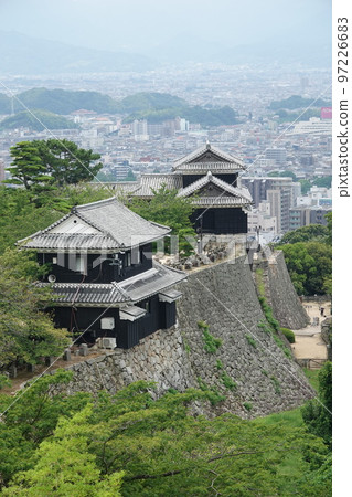 松山城聳立在松山市中心的胜山(海拔132m)之上,以靜岳之戰中使用的七槍而聞名。 松山城聳立在松山市中心的胜山(海拔132m)之上,以靜岳之戰中使用的七槍而聞名。 97226683