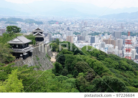 松山城聳立在松山市中心的胜山(海拔132m)之上,以靜岳之戰中使用的七槍而聞名。 松山城聳立在松山市中心的胜山(海拔132m)之上,以靜岳之戰中使用的七槍而聞名。 97226684