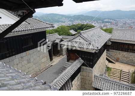松山城聳立在松山市中心的胜山(海拔132m)之上,以靜岳之戰中使用的七槍而聞名。 松山城聳立在松山市中心的胜山(海拔132m)之上,以靜岳之戰中使用的七槍而聞名。 97226687