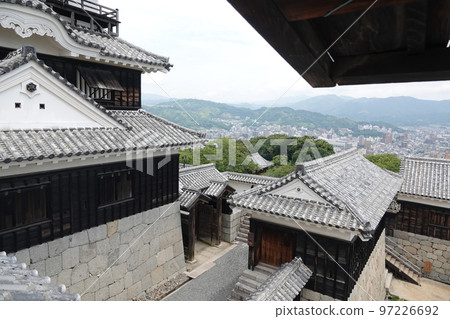 Matsuyama Castle, which towers over Mt. Katsuyama (132m above sea level) in the center of Matsuyama City, is famous for the Seven Spears used in the Battle of Shizugatake. Matsuyama Castle, which towers over Mt. Katsuyama (132m above sea level) in the center of Matsuyama City, is famous for the Seven Spears used in the Battle of Shizugatake. 97226692