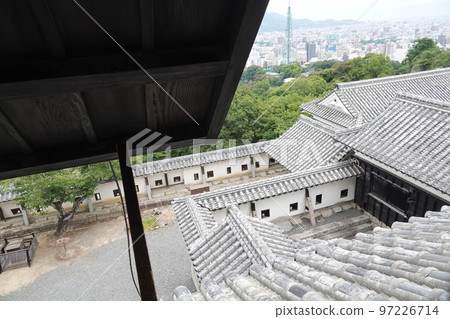 松山城聳立在松山市中心的胜山（海拔132m）之上，以靜岳之戰中使用的七槍而聞名。 97226714