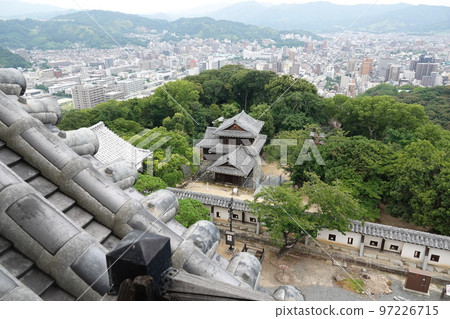 Matsuyama Castle, which towers over Mt. Katsuyama (132m above sea level) in the center of Matsuyama City, is famous for the Seven Spears used in the Battle of Shizugatake. 97226715