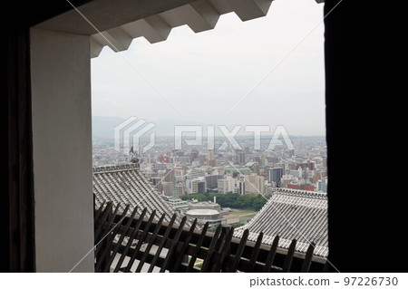 松山城聳立在松山市中心的胜山(海拔132m)之上,以靜岳之戰中使用的七槍而聞名。 松山城聳立在松山市中心的胜山(海拔132m)之上,以靜岳之戰中使用的七槍而聞名。 97226730