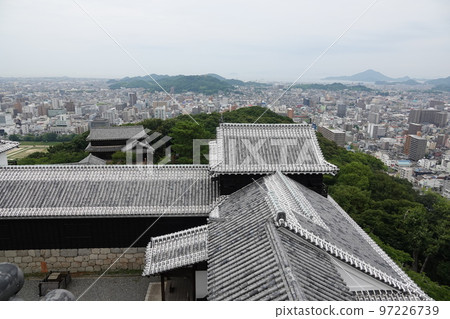 松山城聳立在松山市中心的胜山（海拔132m）之上，以靜岳之戰中使用的七槍而聞名。 97226739
