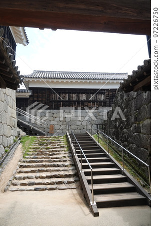 松山城聳立在松山市中心的胜山（海拔132m）之上，以靜岳之戰中使用的七槍而聞名。 97226750