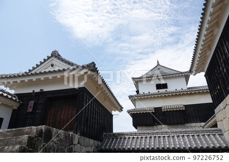 Matsuyama Castle, which towers over Mt. Katsuyama (132m above sea level) in the center of Matsuyama City, is famous for the Seven Spears used in the Battle of Shizugatake. Matsuyama Castle, which towers over Mt. Katsuyama (132m above sea level) in the center of Matsuyama City, is famous for the Seven Spears used in the Battle of Shizugatake. 97226752