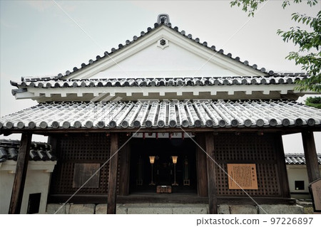 Matsuyama Castle, which towers over Mt. Katsuyama (132m above sea level) in the center of Matsuyama City, is famous for the Seven Spears used in the Battle of Shizugatake. 97226897