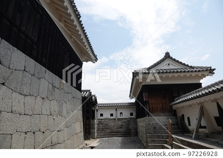 松山城聳立在松山市中心的胜山（海拔132m）之上，以靜岳之戰中使用的七槍而聞名。 97226928