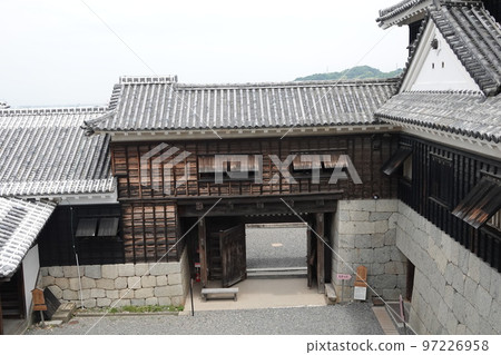 松山城聳立在松山市中心的胜山(海拔132m)之上,以靜岳之戰中使用的七槍而聞名。 松山城聳立在松山市中心的胜山(海拔132m)之上,以靜岳之戰中使用的七槍而聞名。 97226958