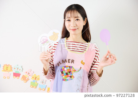 Childminder Portrait 97227128
