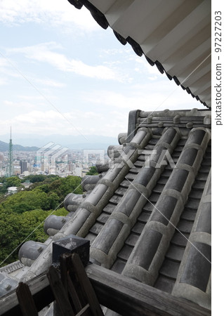 松山城聳立在松山市中心的胜山(海拔132m)之上,以靜岳之戰中使用的七槍而聞名。 松山城聳立在松山市中心的胜山(海拔132m)之上,以靜岳之戰中使用的七槍而聞名。 97227203