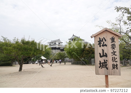 松山城聳立在松山市中心的胜山(海拔132m)之上,以靜岳之戰中使用的七槍而聞名。 松山城聳立在松山市中心的胜山(海拔132m)之上,以靜岳之戰中使用的七槍而聞名。 97227212