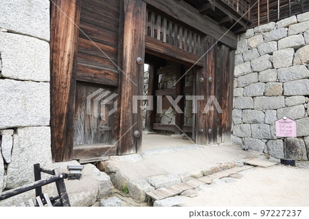Matsuyama Castle, which towers over Mt. Katsuyama (132m above sea level) in the center of Matsuyama City, is famous for the Seven Spears used in the Battle of Shizugatake. 97227237