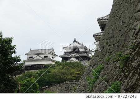 松山城聳立在松山市中心的胜山（海拔132m）之上，以靜岳之戰中使用的七槍而聞名。 97227248