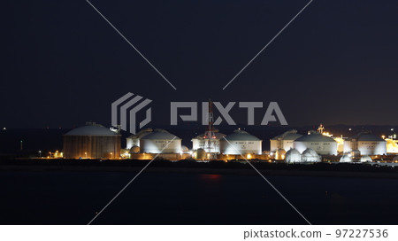 從兵庫縣姬路市小赤部展望台看到的大阪瓦斯關聯公司儲罐的夜景 97227536