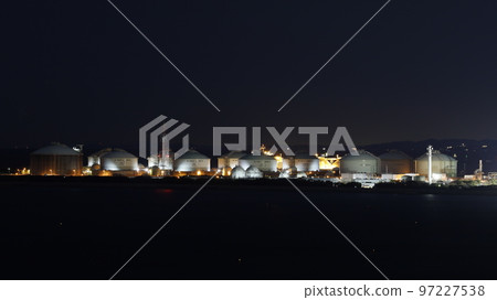 從兵庫縣姬路市小赤部展望台看到的大阪瓦斯關聯公司儲罐的夜景 97227538