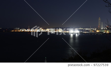 從兵庫縣姬路市小赤壁展望台看到的關西電力姬路2號發電站和大阪瓦斯關聯公司儲罐群的工廠夜景 97227539