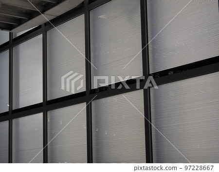 夜晚閃閃發光的牆壁，城市安靜的表情 97228667