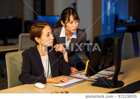 留在公司工作到很晚的女商人 留在公司工作到很晚的女商人 97229030