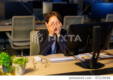 留在公司工作到很晚的女商人 97229098