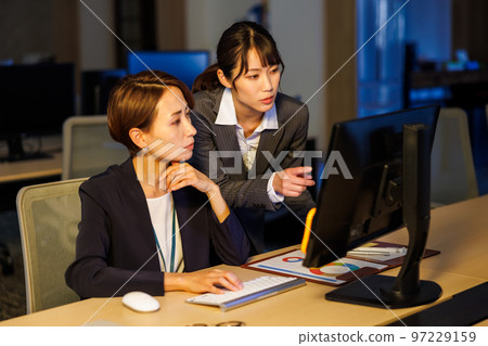留在公司工作到很晚的女商人 留在公司工作到很晚的女商人 97229159