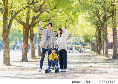 一個家庭在人行道上行走 一個家庭在人行道上行走 97231452
